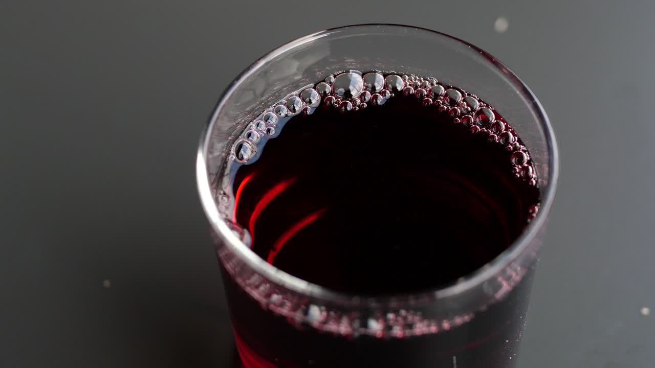 un vaso de bebida roja