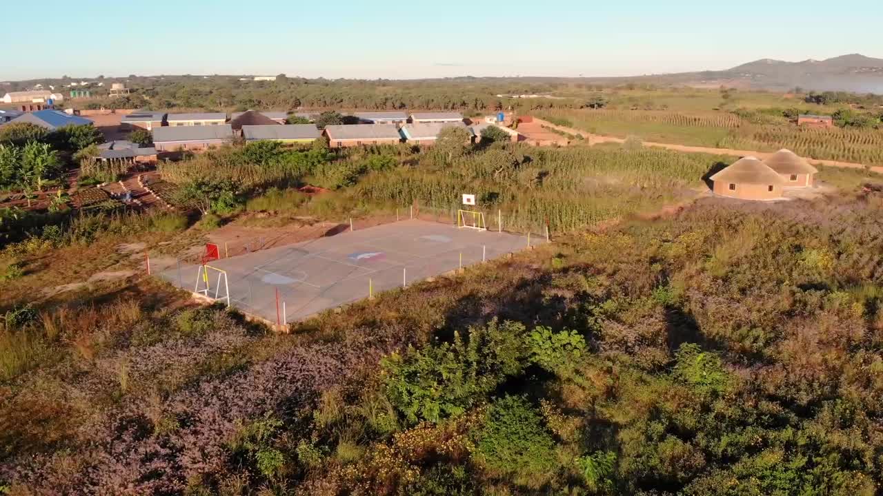 vista de un avión no tripulado en una cancha de baloncesto vacía en áfrica
