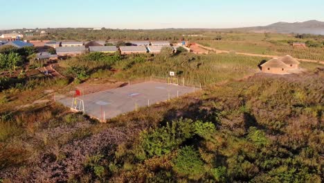 vista de un avión no tripulado en una cancha de baloncesto vacía en áfrica