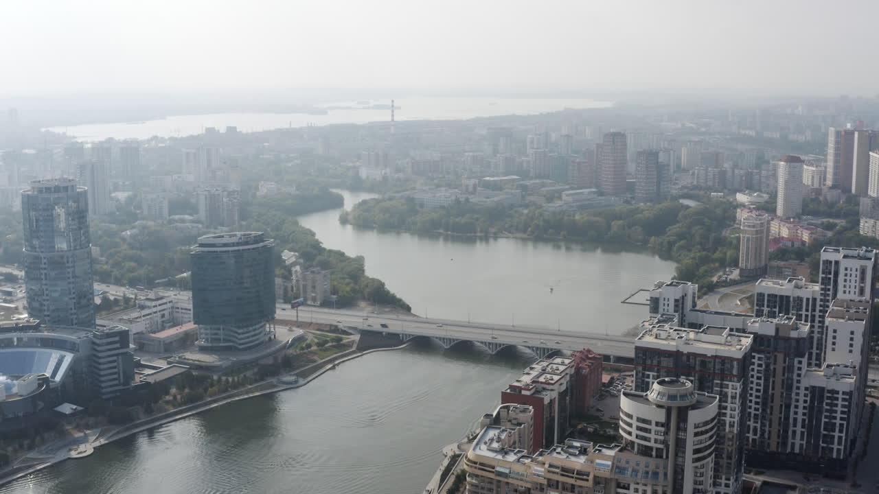 vista aérea de una ciudad junto a un río con niebla