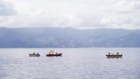 Boats-standing-in-the-middle-of-the-sea.