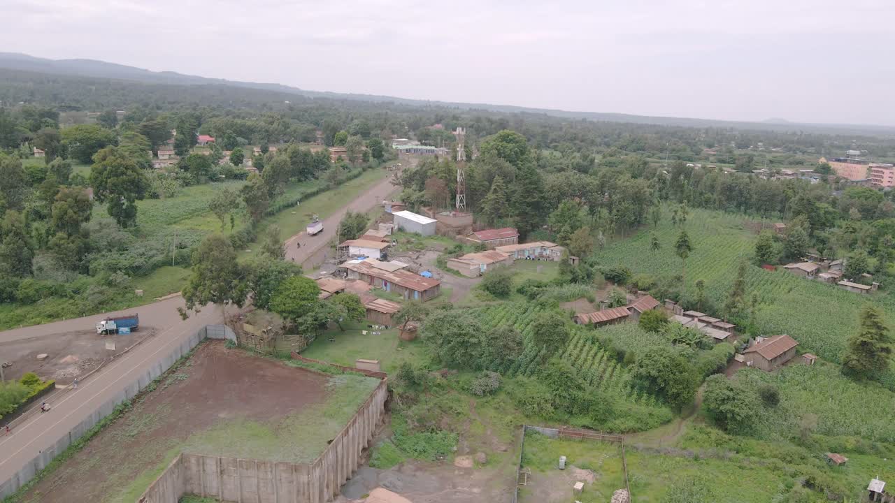 vista de las casas tradicionales en la ciudad rural de loitokitok, condado de kajiado, kenia durante el día - toma aérea de drones