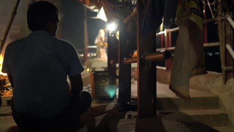 hombre tocando la campana en la ceremonia nocturna