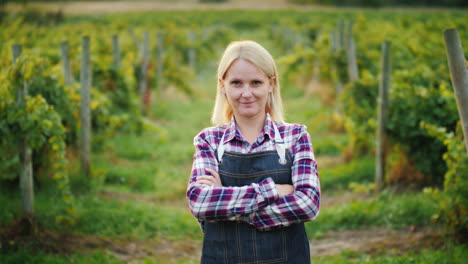 Porträt-Einer-Bäuerin,-Die-Auf-Einem-Feld-Steht-Und-Die-Kameradörfer-Und-Bauern-Anschaut