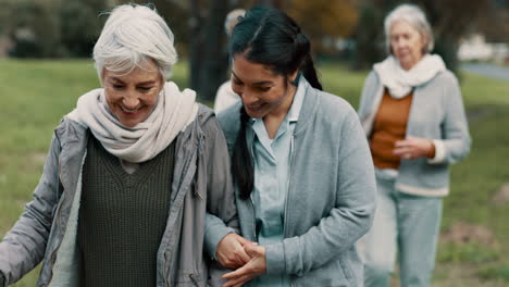 Feliz,-Caminando-Y-Una-Mujer