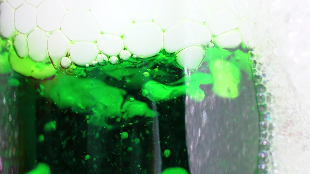 un experimento científico dinámico que muestra burbujas verdes vibrantes formadas por hielo seco en líquido, capturado con iluminación vívida y enfoque de primer plano