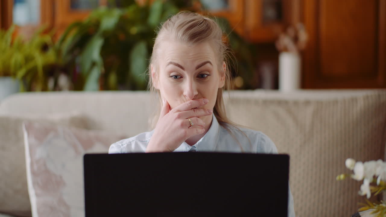 노트북 2에서 일하는 웃는 여자