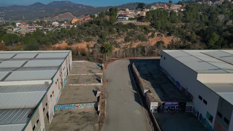 fotografía aérea de un complejo de almacenes abandonados y vandalizados en españa