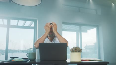 Business-man-getting-bad-news.-Shocked-freelancer-working-on-laptop-computer