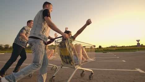 amigos jóvenes divirtiéndose en un carrito de compras. jóvenes multiétnicos jugando con el carrito de tiendas