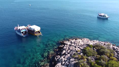 Drohnenaufnahme-Der-Boote-Auf-Dem-Meer