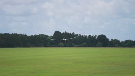 Ein-Leichtflugzeug-Schleppt-Das-Segelflugzeug-Vom-Boden-Aus-Hoch-In-Den-Stürmischen-Himmel