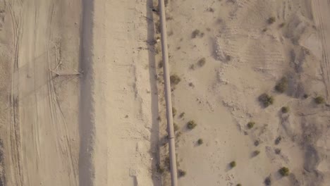 Largo-Oleoducto-En-El-Desierto---Vista-De-Pájaro