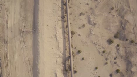 largo oleoducto en el desierto - vista de pájaro
