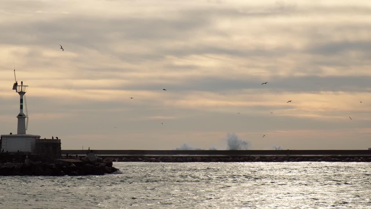 큰 파도가 슬로우 모션으로 이스탄불의 부두에 부 ⁇ 히고  ⁇ 아지고 있습니다.