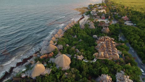 Dando-Vueltas-Alrededor-De-La-Vista-Panorámica-Del-Resort-Azulik-En-Tulum-Mexico-En-La-Mágica-Luz-Dorada-De-La-Puesta-De-Sol-Con-Olas-Rompiendo-Desde-La-Costa-Caribeña