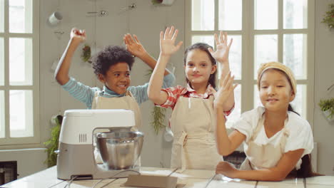 retrato de niños multiétnicos felices en una clase de cocina
