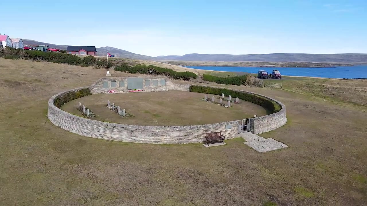 Panoramica della telecamera su un cimitero britannico vicino al mare sull'isola di Falkland, che mostra le tombe e il paesaggio circostante.
