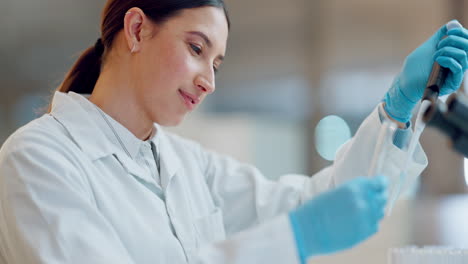 ciencia, investigación y mujer con pipeta