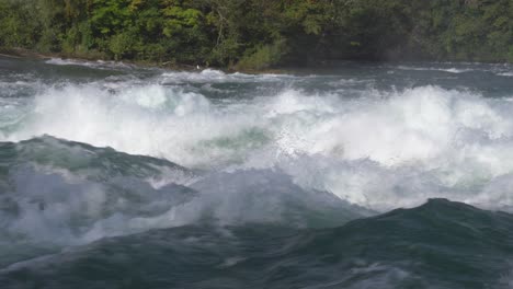 The-danger-of-the-fast-flowing-rapids-on-the-Niagara-River-above-the-falls