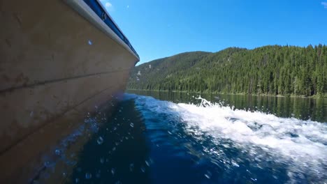 barco con estela en el río 4k