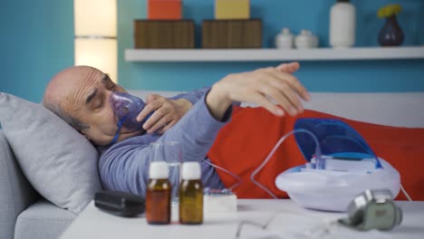 hombre enfermo en cama con respirador.