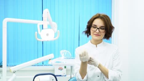 el dentista se pone los guantes.