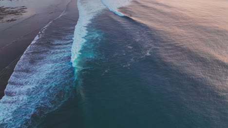 clip de avión no tripulado que muestra las olas del océano y el arrecife de coral en java, indonesia al atardecer