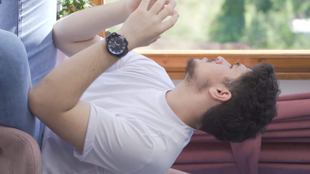 Video verticale di Uomo preoccupato e nervoso a casa che guarda fuori