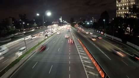 el lapso de tiempo nocturno del tráfico en la famosa avenida 23 de mayo