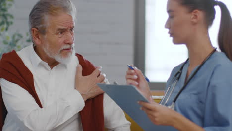 el médico consulta a un paciente de edad avanzada
