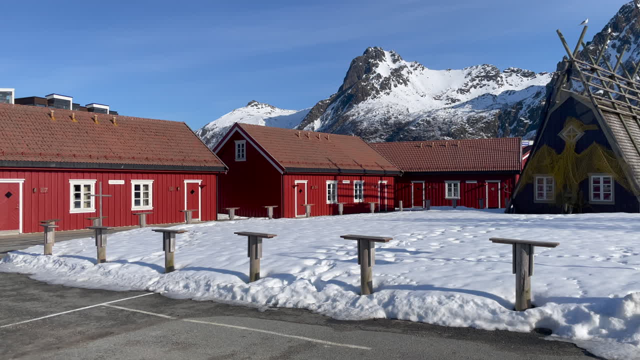 toma panorámica de lamholmen en svolvaer, con rorbu noruego tradicional, cabañas de pescadores en un día soleado con cielo azul, isla lofoten