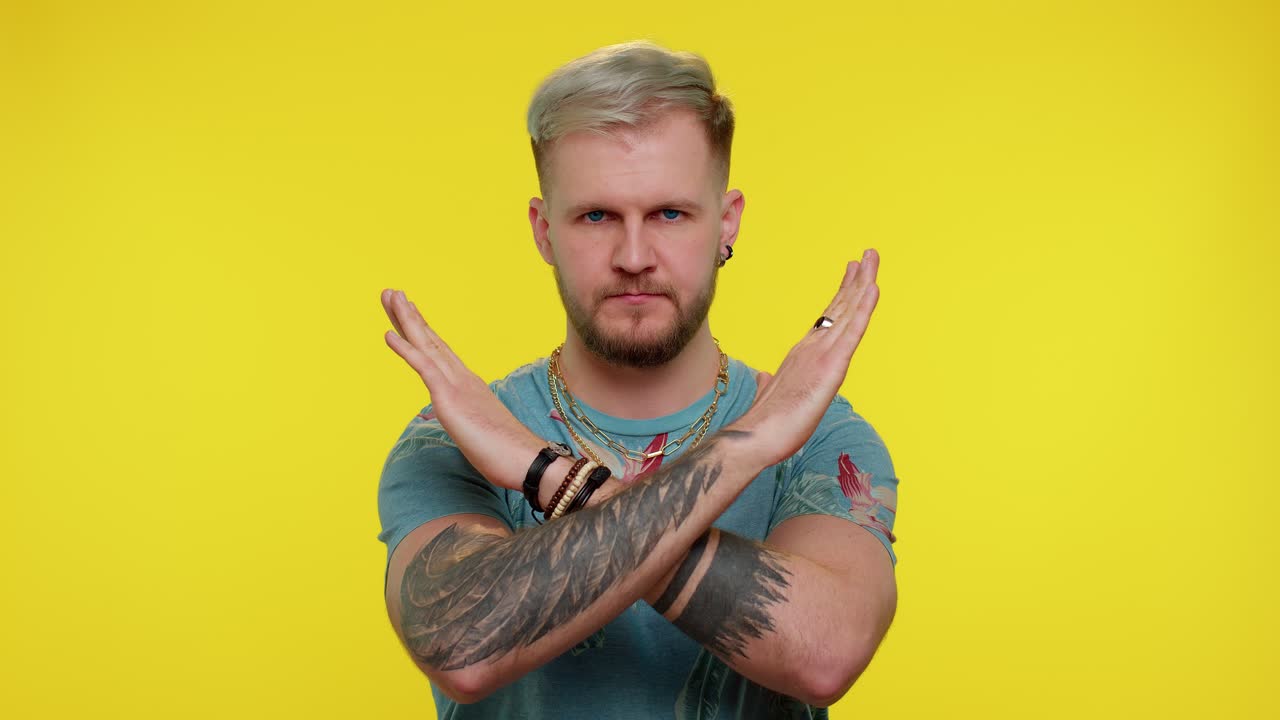 hombre dice no sostener la palma doblada manos cruzadas en gesto de parada, advertencia de finalización, acceso prohibido