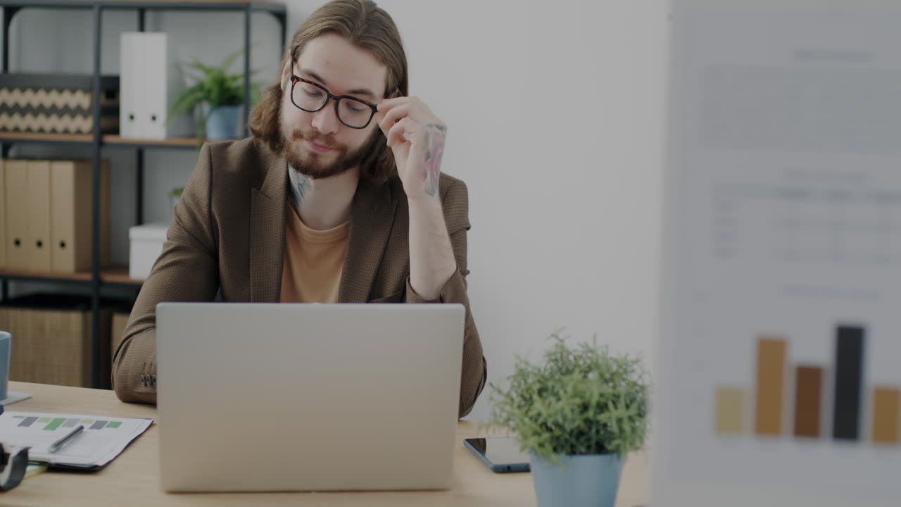 Hombre que trabaja en la computadora portátil en la oficina