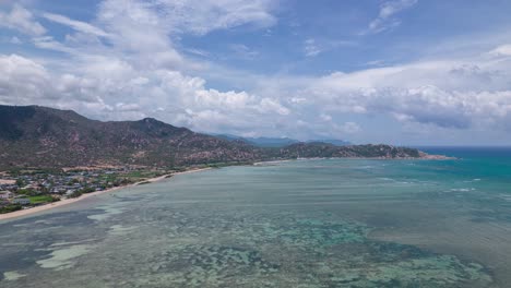 Vista-Mágica-De-Nubes-En-Movimiento-Sobre-La-Laguna-De-Kitesurf