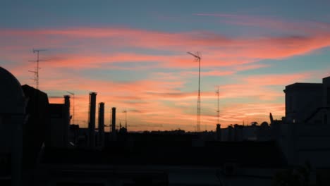 Hermosa-Paleta-De-Colores-Suaves-Puesta-De-Sol-De-Verano-Y-Cielo-Visto-En-El-Centro-De-Madrid,-España