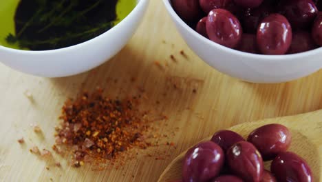 ingredientes aceitunas rojas, aceite de oliva y copos de chile