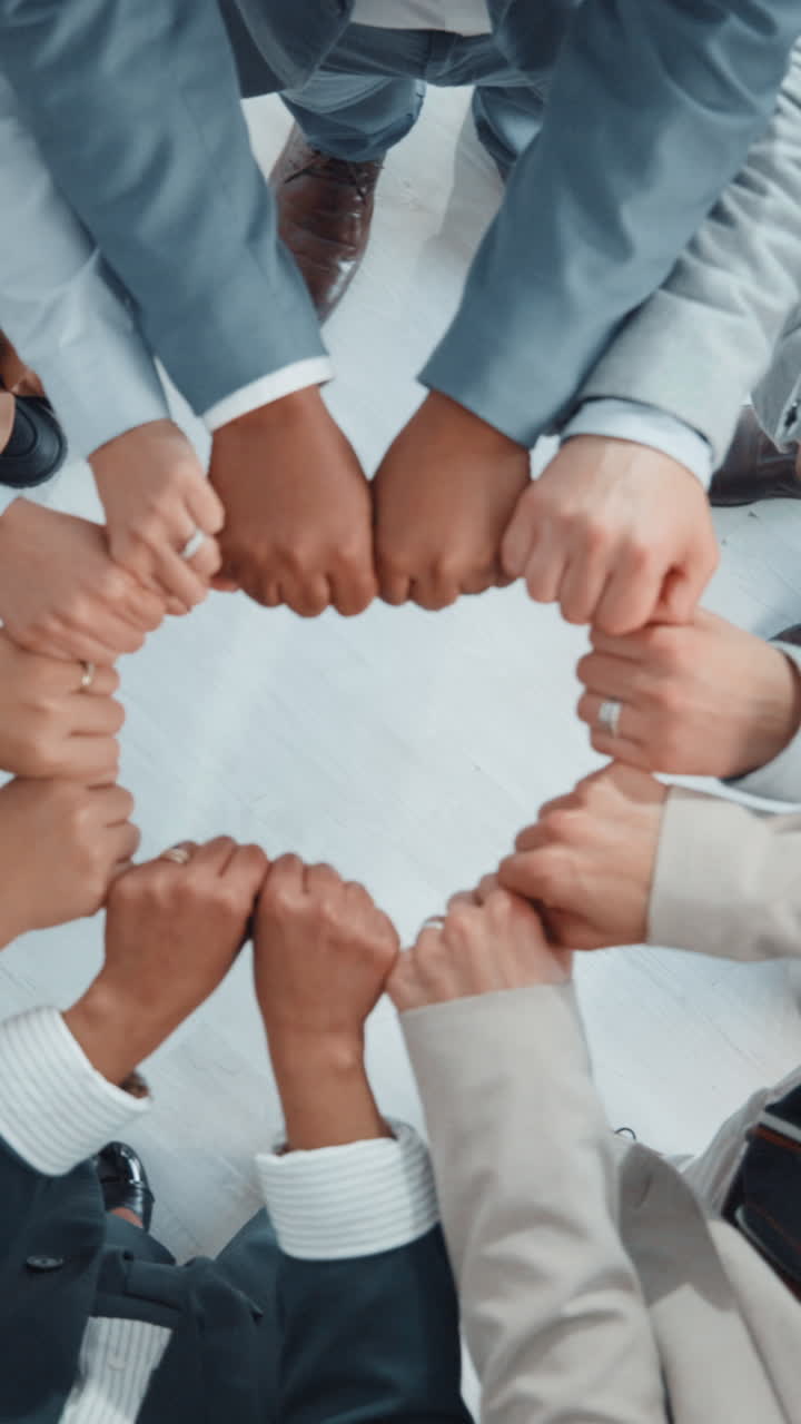 Vista aérea de un equipo empresarial aplaudiendo en círculo