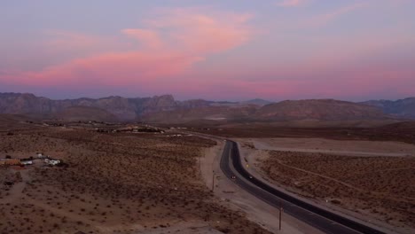 Luftdrohnenaufnahme-Des-Verkehrs-Auf-Einer-Straße,-In-Rotem-Felsen,-In-Der-Abenddämmerung,-In-Arizona,-USA