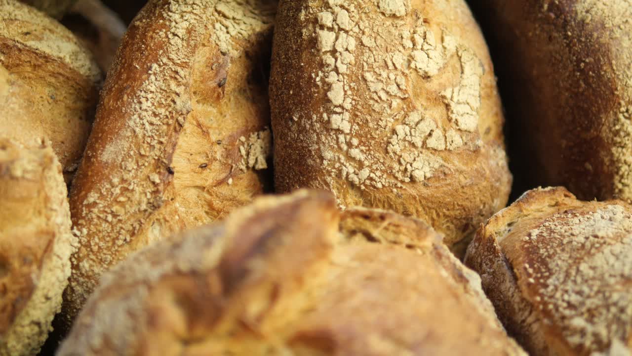 variedad de pan recién horneado