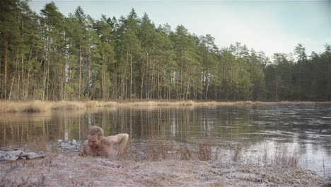 Plano-General---Un-Bañista-De-Hielo-Sale-De-Un-Lago-Congelado-Siguiendo-Su-Rutina