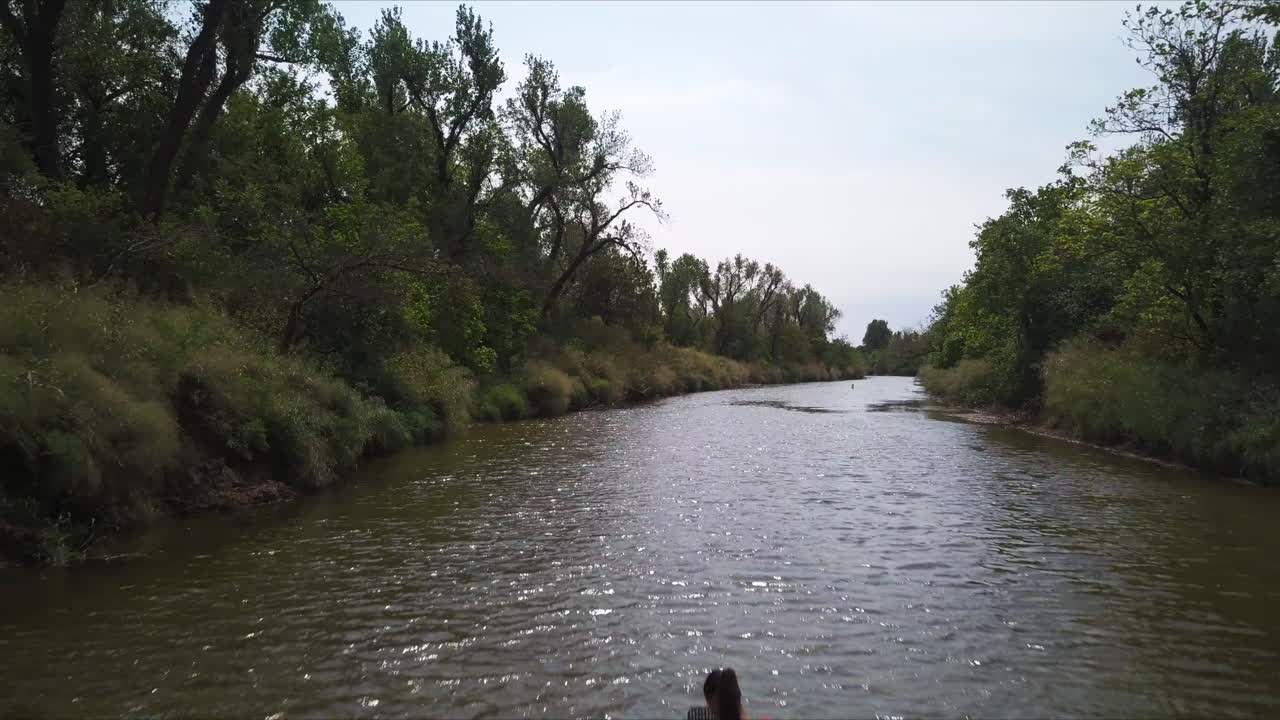 медленный пролет над головой семьи, плывущей вверх по реке в сельской местности джорджии