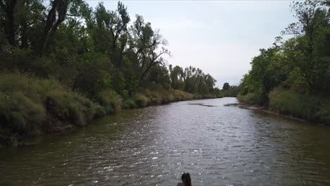 Sobrevuelo-Lento-De-Una-Familia-Que-Recorre-Un-Pequeño-Río-En-La-Campiña-Georgiana