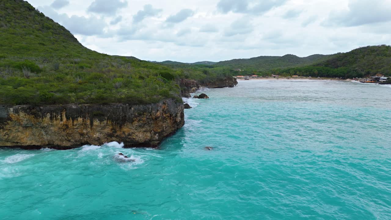 Il tempo tempestoso provoca una grande mareggiata oceanica con onde imponenti che si infrangono sulla spiaggia di Santa Cruz, Westpunt, Curaçao.
