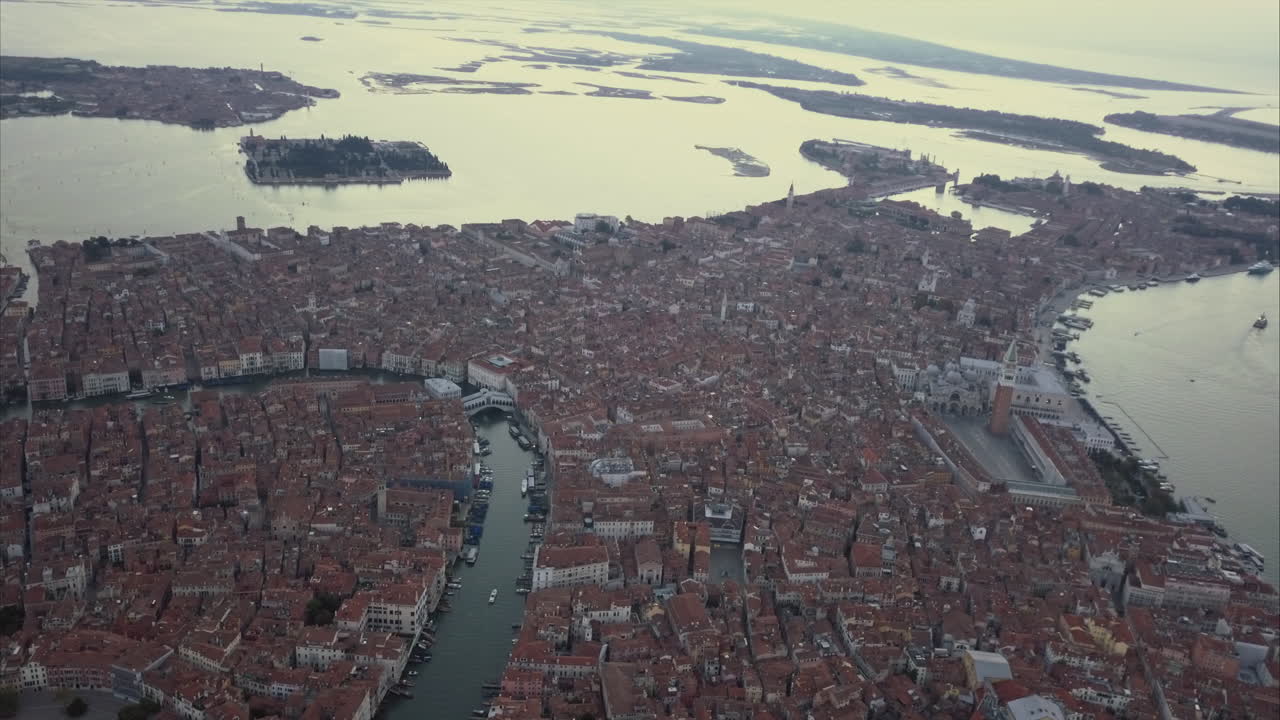 황혼, 베니스, 이탈리아 위에서 운하 그란데와 폰테 디 리알토의 넓은 공중 하강 샷