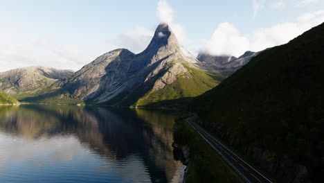 drone captura una vista impresionante de la icónica montaña y el paisaje circundante