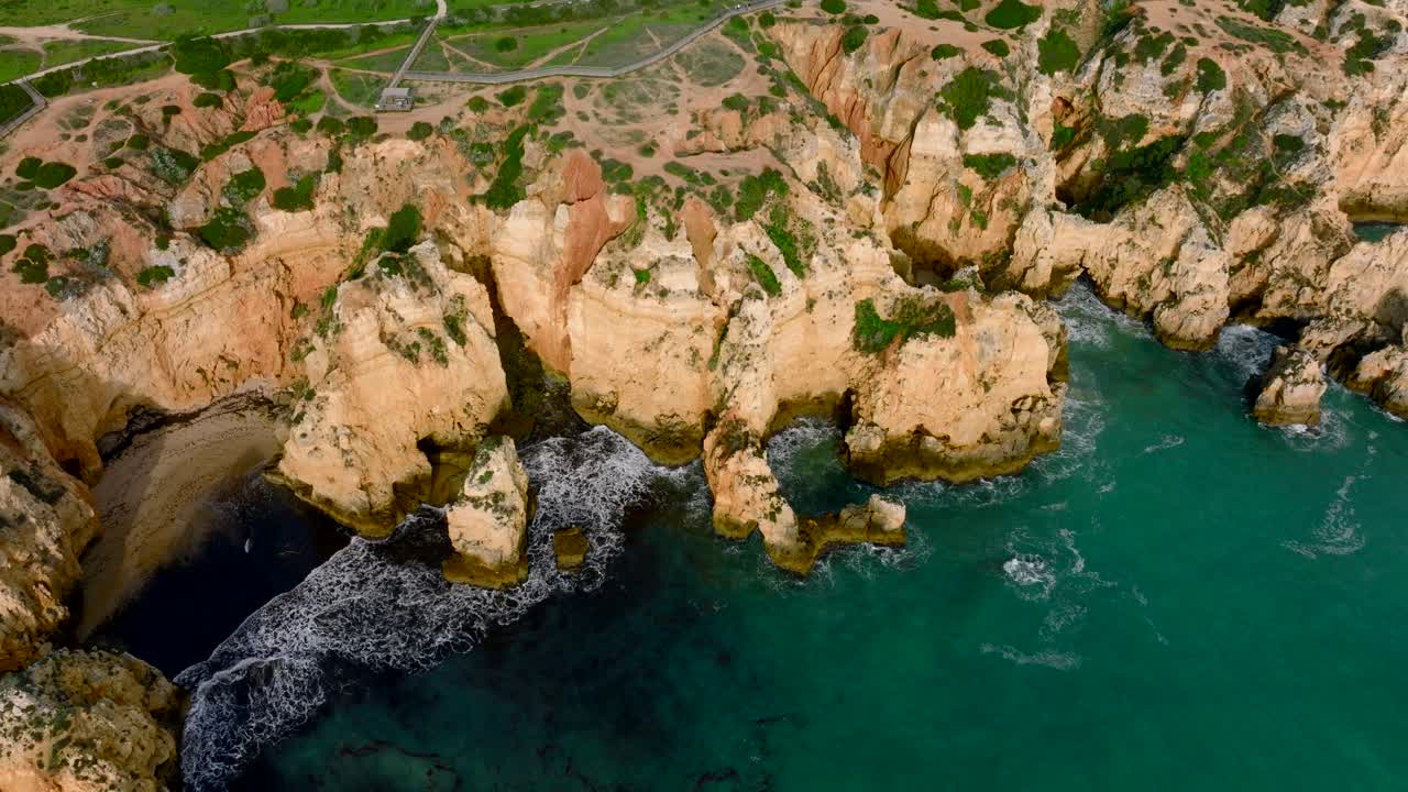 video de avión no tripulado de la costa del algarve en un día parcialmente nublado