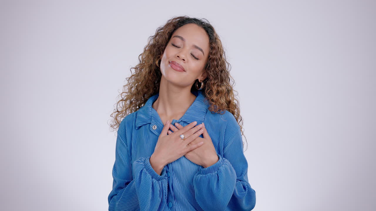 mano en el pecho, mujer y estudio para la bondad