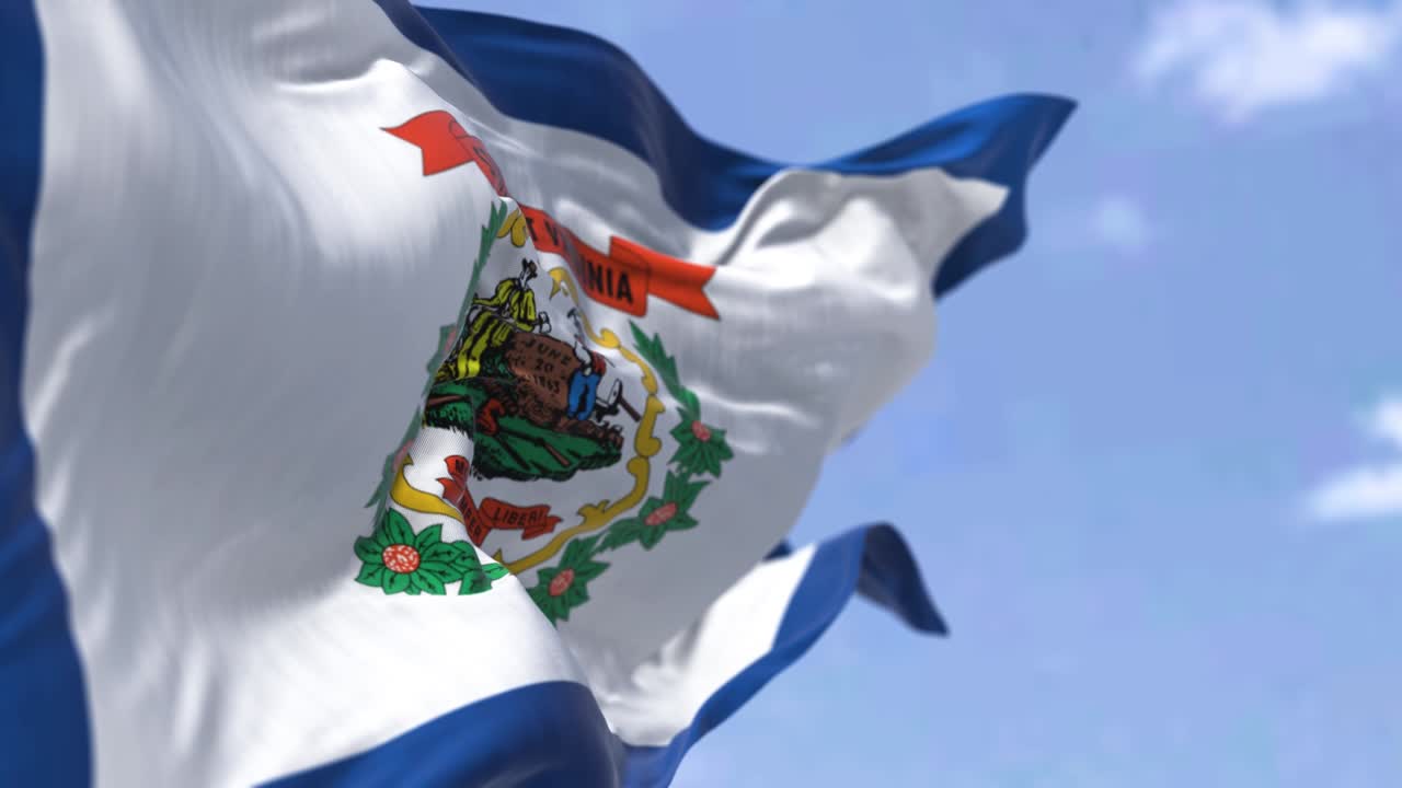 웨스트 버지니아의 미국 국기가 바람에 흔들리고 있다.