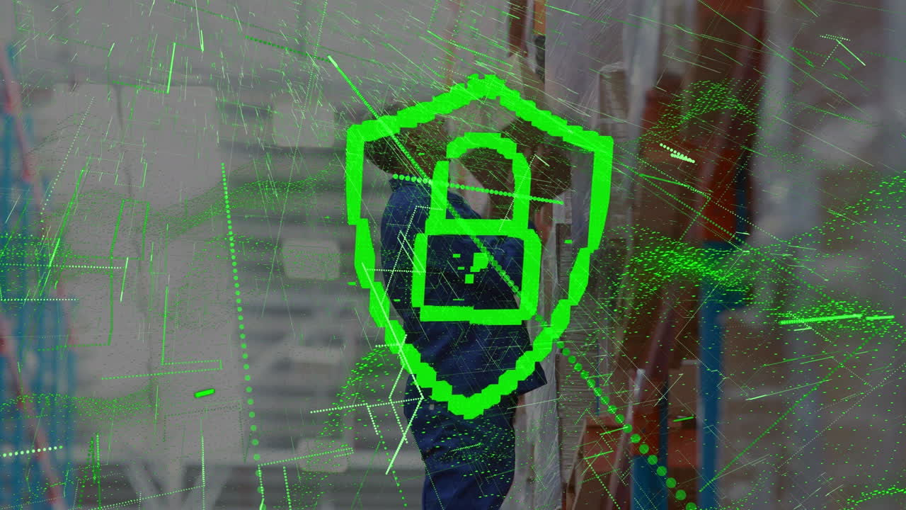 animación de un candado digital con líneas verdes sobre un trabajador de almacén caucásico